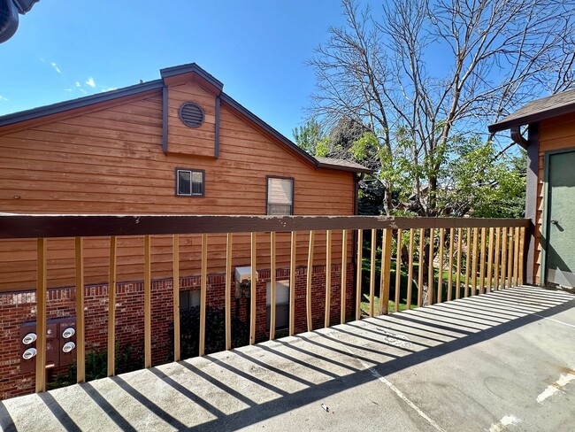 Building Photo - Spacious 2 Bed 2 Bath Condo in Aurora! Across from Community Pool!!