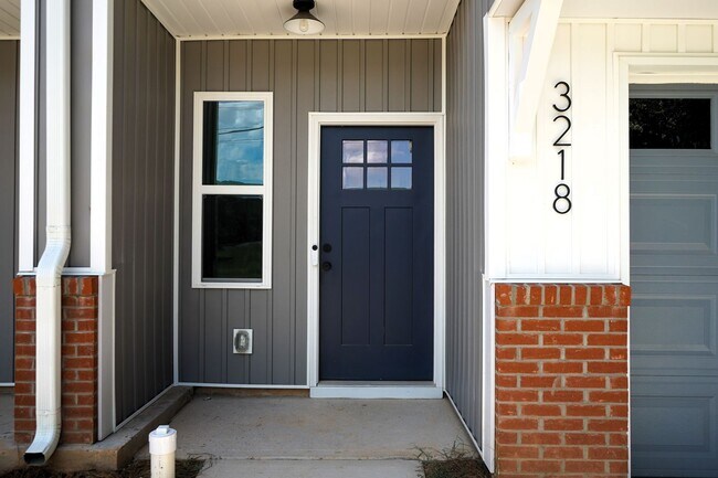 Building Photo - Brand New Duet Style Townhome in Charlotte!