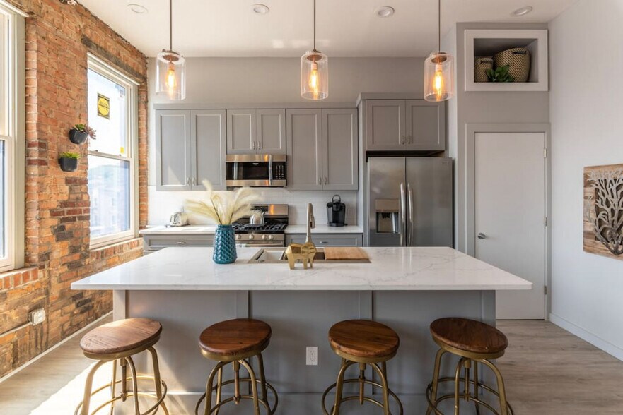 Building Photo - 1906 Elm St