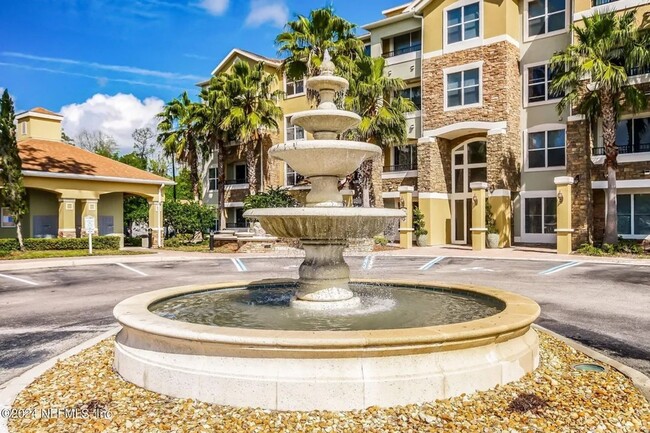 Building Photo - Luxurious 2-Bed/2-Bath Resort-Style Condo ...