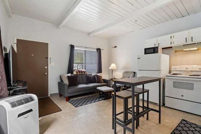 Building Photo - 3220 Clark St