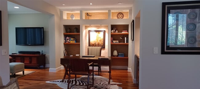 Building Photo - 6688 Via Regina