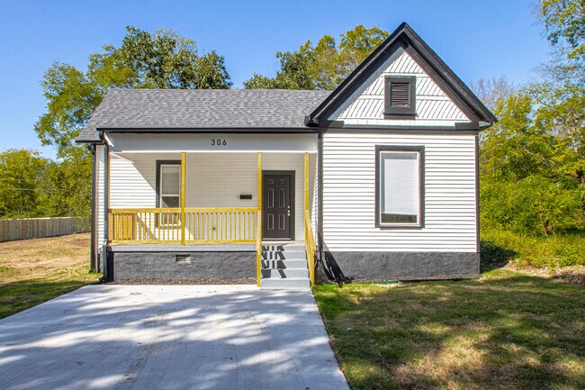 Building Photo - 306 S Schiller St