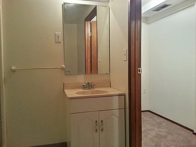 Building Photo - Spacious split entry home