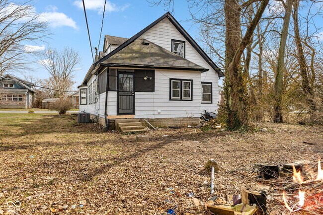 Building Photo - 320 Lockerbie St