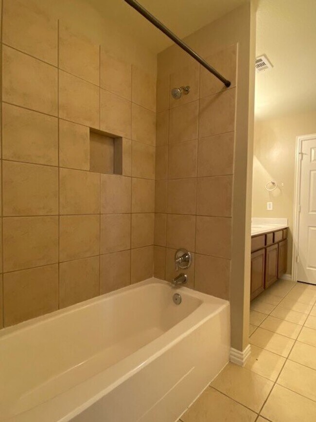 Building Photo - Lovely 2 bedroom townhome in very desirabl...