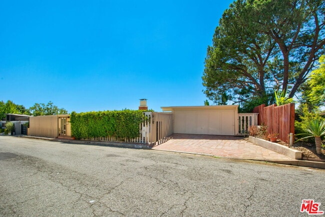 Building Photo - 2121 Stradella Rd