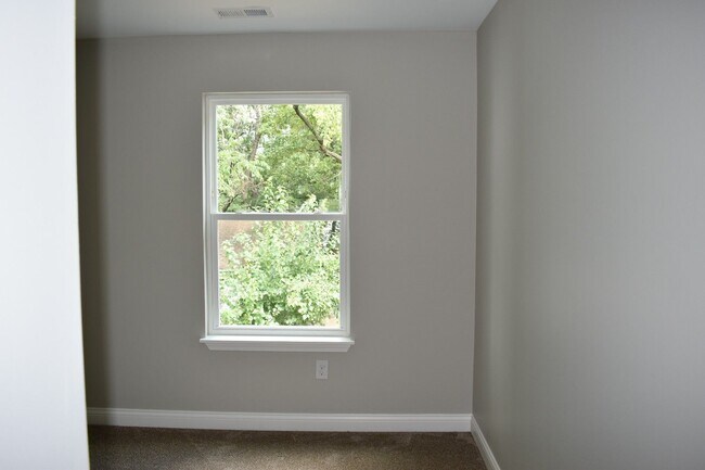 Building Photo - Nice 3 Bedroom 1 1/2 Bath Newly Renovated Shelby Park Home!