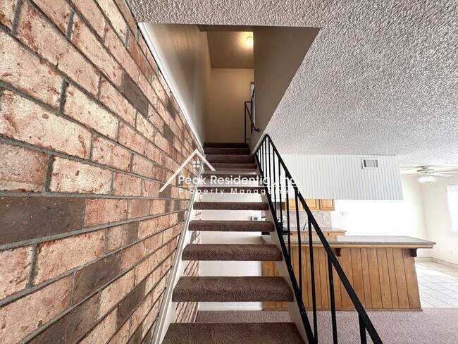 Building Photo - Charming 2 bedroom 1 bathroom Apartment!