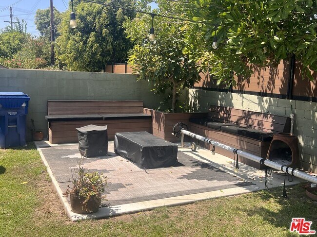 Building Photo - 7865 Bleriot Ave