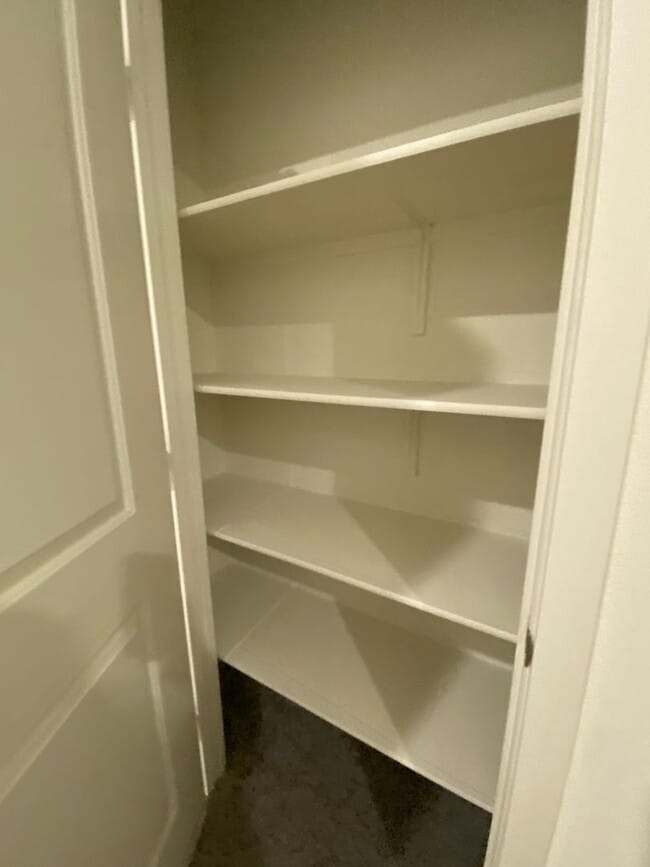 Building Photo - Boulevards End Unit Townhouse, 3 Bed / 2.5 Bath, Amenities, Close to 580 - Short term lease throu...