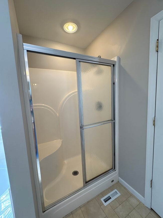 Building Photo - Spacious 3 Bedroom Home In Manchester...