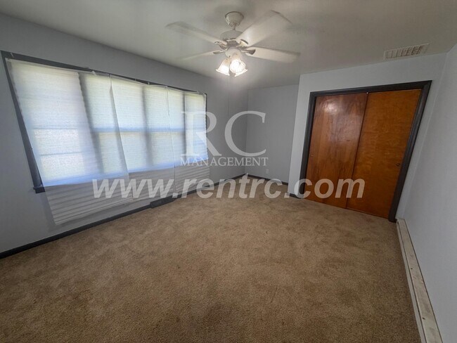 Building Photo - 912.5 James Pl