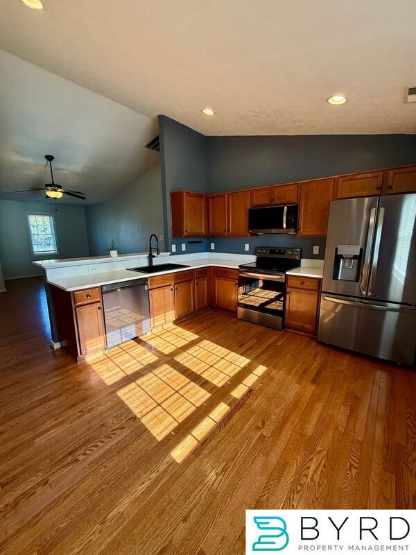 Building Photo - 1001 Greenview Dr