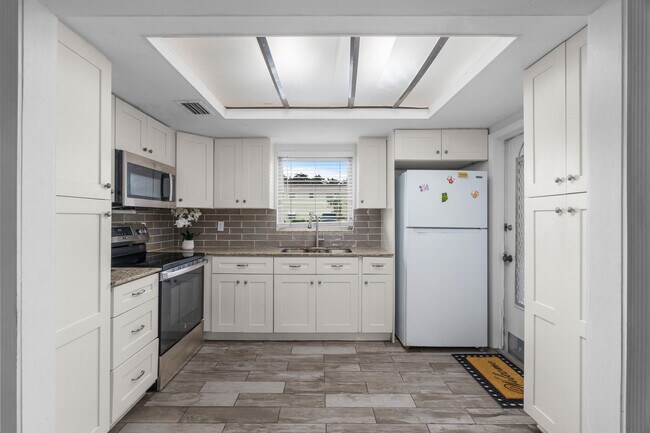 Building Photo - 410 NE 17th Ave