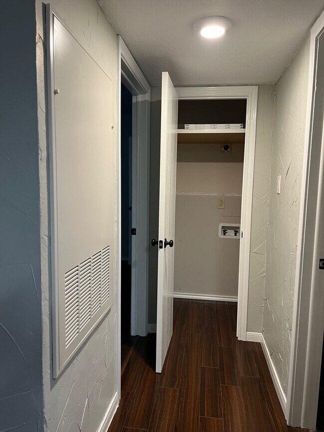 Building Photo - College Station - 1 bedroom / 1 bath Condo...