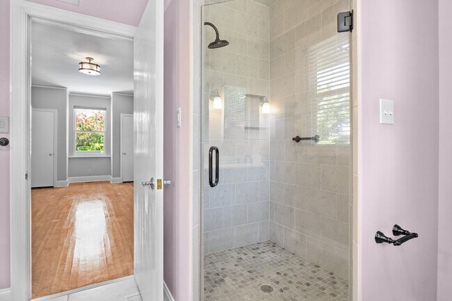 Building Photo - Gorgeous and Spacious 3 Bedroom Ranch in T...