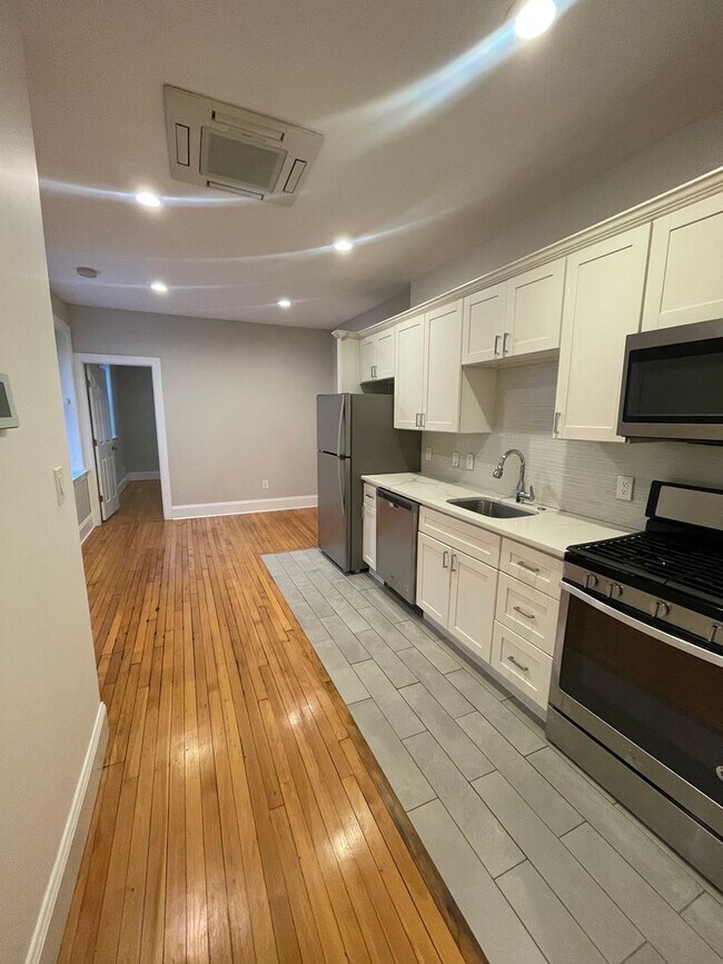 Building Photo - Avl NOW - No Fee! Renovated 1.5BR in Allst...