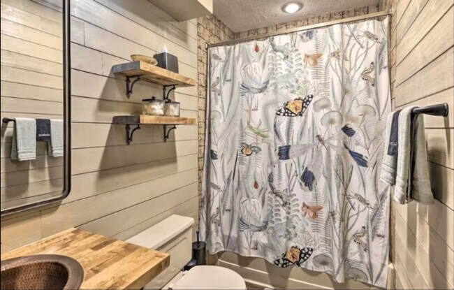 Building Photo - Charming 2BR Townhome in Lake Harmony