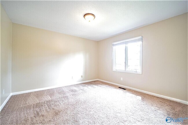 Building Photo - 710 Crestview Dr