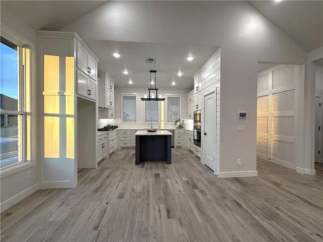 Building Photo - Luxarious 3BD/2BTH Home off of JKP Turnpik...