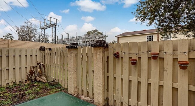 Building Photo - Charming Town Home Available August 12th.
