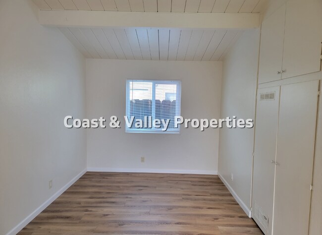 Building Photo - 1085 Sharon Dr