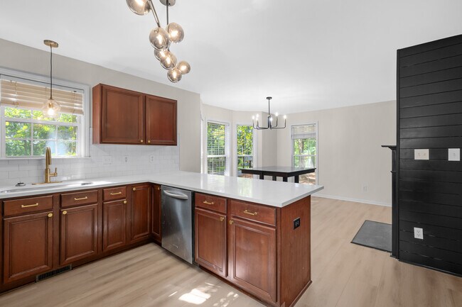 Building Photo - 305 Dearing Dr