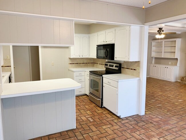Building Photo - South Tyler! Lovely 3 Bedroom, 2 Bath Home...