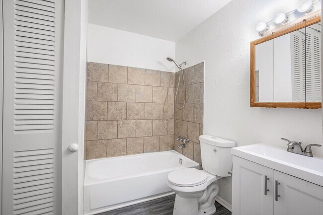 Building Photo - Beautiful 2BR/1BA Duplex in Independence!