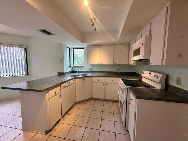 Building Photo - 13 Surrey Ct