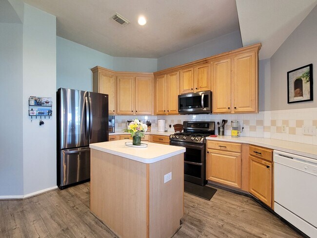 Building Photo - Welcome home to this charming 4-bedroom, 3-bathroom brick house in the desirable Stone Gate commu...