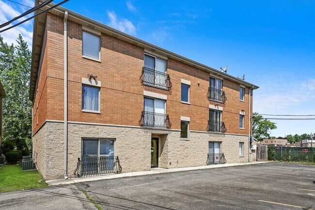 Building Photo - 3423 Ridgeland Ave