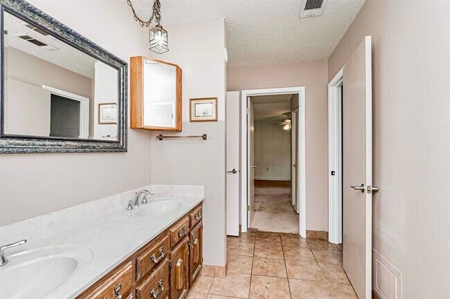 Building Photo - Spacious 3BR/2.5BA Retreat in Briarwood Es...