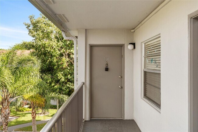 Building Photo - 13250 SW 4th Ct