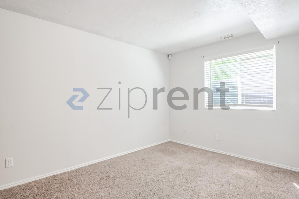 Building Photo - Unit