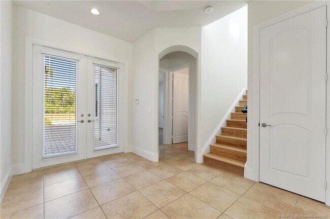 Building Photo - 255 Calmo Cir
