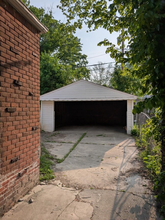 Building Photo - 5218 Bedford St