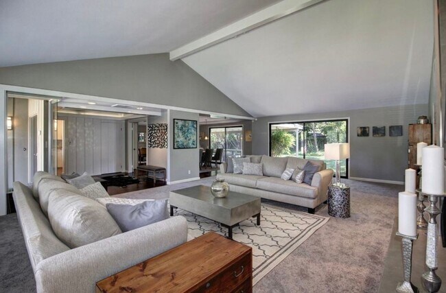 Building Photo - Elegant Fully Renovated 3/3 in Fair Oaks!