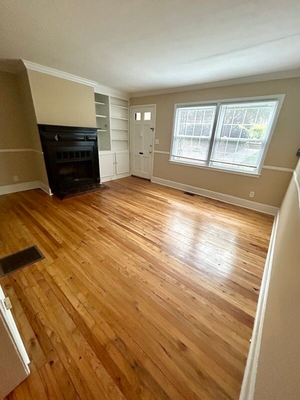 Building Photo - 204 N Laurel Ave