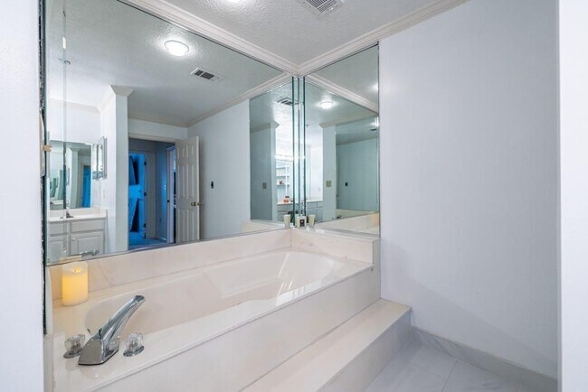 Building Photo - 27301 Plantation Dr NE