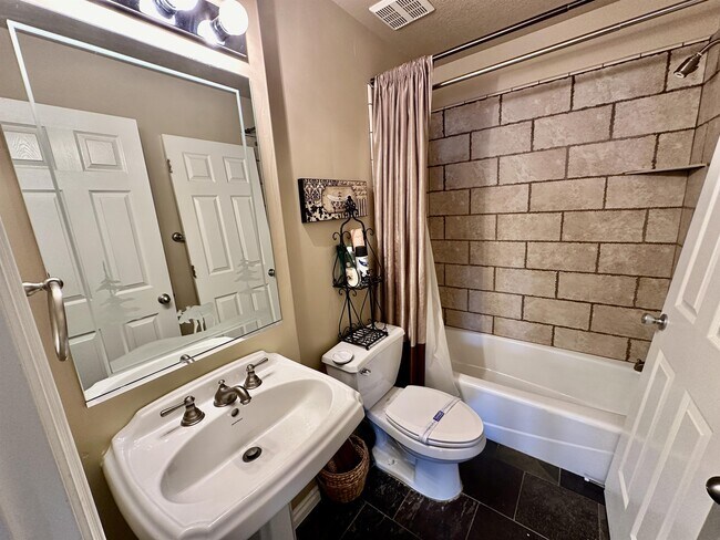 Building Photo - 3521 N Fox Run Dr
