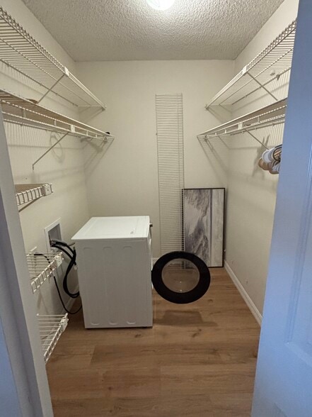 Building Photo - 305 E Ocean Ave