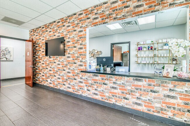 Building Photo - Move-in ready professional office space fo...