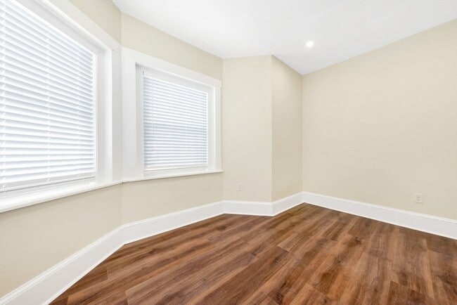 Building Photo - 107 School St