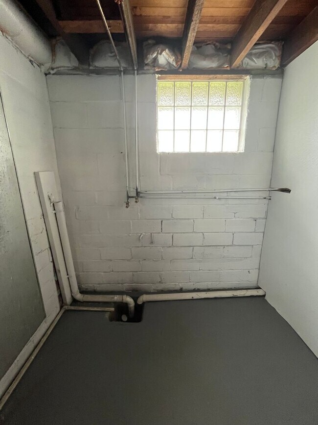 Building Photo - Old Brooklyn Area - 3 Bedroom Single Famil...