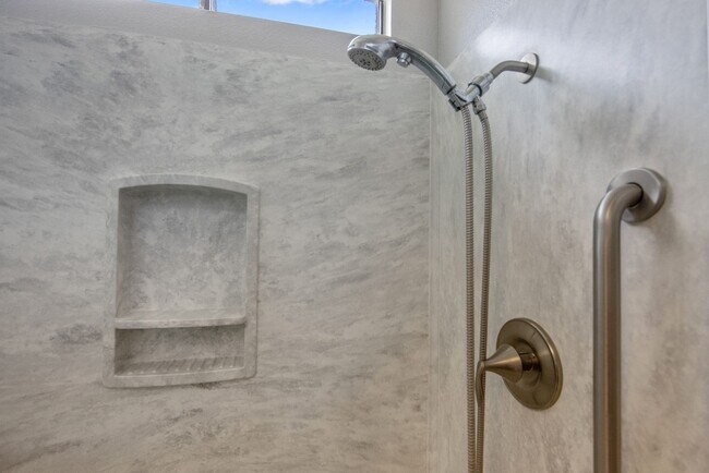 Building Photo - 2 bedroom and 2 bathroom |Leisure Village ...