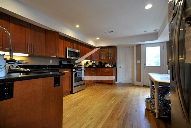 Building Photo - Charming 5 Bedroom