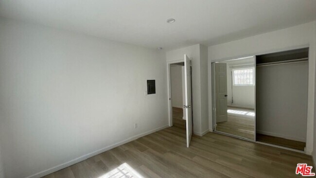 Building Photo - 545 S Manhattan Pl