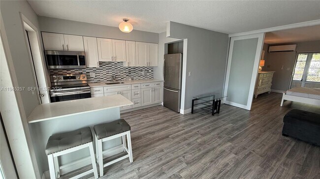 Building Photo - 2115 NE 42nd Ct